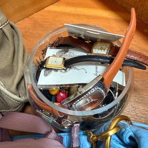 Designer bags- The Sak, Vince Camuto, Fossil, Shiseido, and more- Please read! - Picture 6 of 7